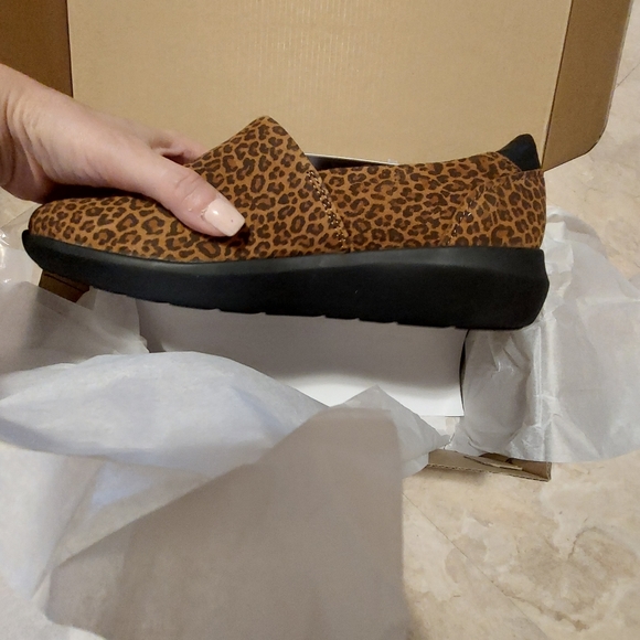 Clarks women slip on sneakers bnwt size 7.5 W - Picture 2 of 5